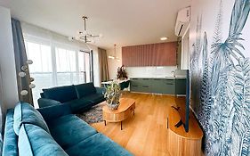 Luxurious Brand New Free Parking Apartment